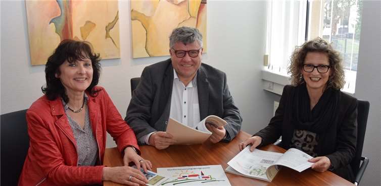 Der Kreisbeigeordnete mit den für die Dorferneuerung zuständigen Mitarbeiterinnen (von rechts): Carina Baugut-Seyfried (Planungsreferat), Planungsdezernent Michael Mahlert und Margit Rödder-Rasbach  (Planungsreferat). Foto: Kreis Neuwied