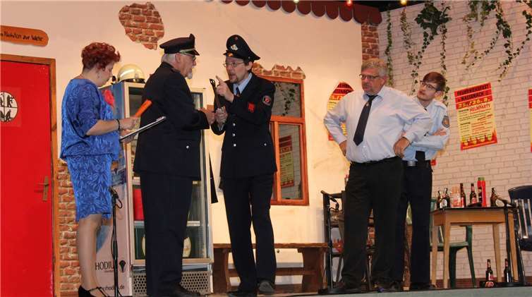 Der Kreisbrandmeister (Alfred Scharrenbach) und die Katastrophenschutzbeauftragte (Trude Hasenclever) informieren die Wehrangehörigen über die Nachfolge.