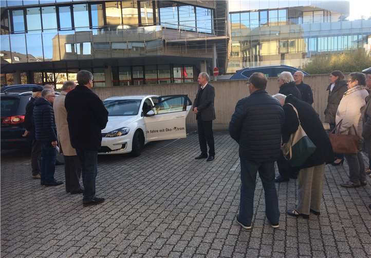 Der Kreisseniorenbeirat nimmt ein Elektroauto genauer unter die Lupe. Kreisverwaltung Mayen-Koblenz