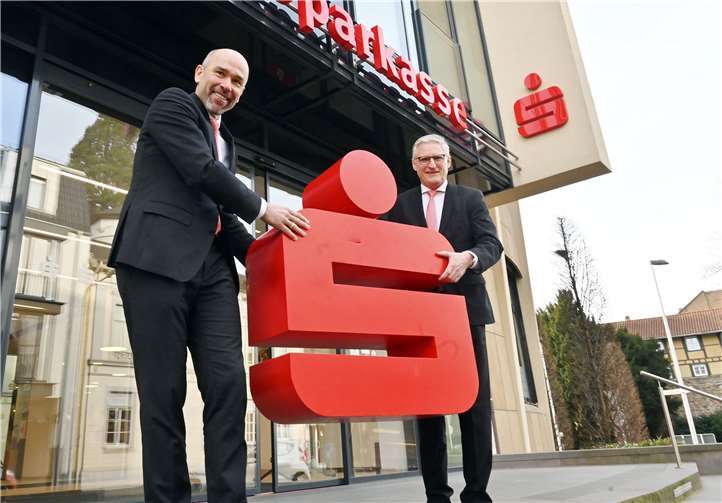 Der Kreissparkasse Ahrweiler um ihren Vorstand Dieter Zimmermann und Guido Mombauer setzen sich für die gute Sache ein.Foto: Kreissparkasse Ahrweiler