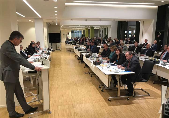 Der Kreistag kurz vor seinem einstimmigen Beschluss: Der Erste Kreisbeigeordnete Burkhard Nauroth (links) erläutert den Sachverhalt.Foto: Kreisverwaltung/Morcinek