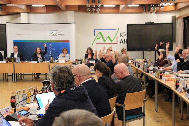 Der Kreistag von Ahrweiler bei der Abstimmung über die Teilhaushalte. Foto: GS
