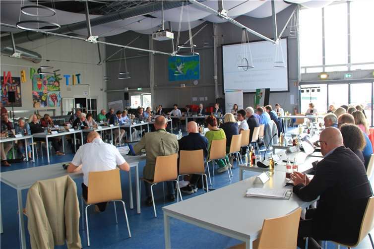 Grünes Licht für flächendeckenes E-Bike-Verleihsystem Der Kreistag von Ahrweiler tagte in der Mensa des Are-Gymnasiums. Fotos: GS