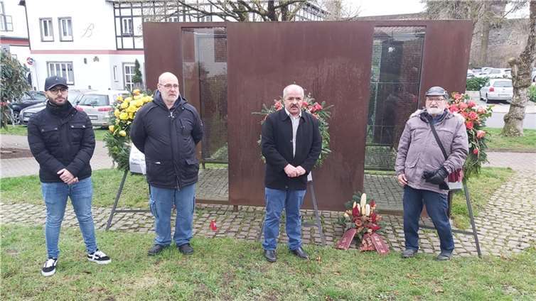 Der Kreisverband der Partei DIE LINKE Mayen-Koblenz hat am 29.01.2022 am Mahnmal für die Opfer des Nationalsozialismus in Andernach (Spiegelcontainer) dieser Opfer gedacht und ein Gesteck niedergelegt. Foto: privat