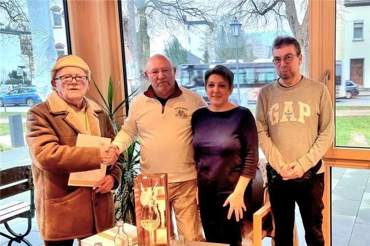 Der Kreisverbandsvorstand nutzte die schöne Atmosphäre an diesem Nachmittag, um Erwin Larscheid für seine 30-jährige BDH-Mitgliedschaft Urkunde und Ehrennadel zu verleihen.