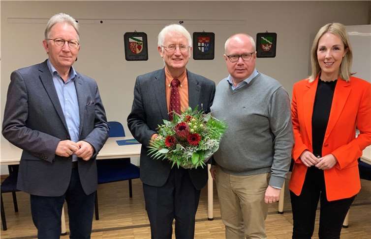 Der Kreisvorsitzende Erwin Rüddel MdB, der neue Gemeindeverbandsvorsitzende Markus Fischer und die Landtagsabgeordnete Ellen Demuth dankten Dr. Heinz Schmitz (2. von links) für seinen langjährigen Einsatz für die Bürger und die CDU der Verbandsgemeinde Unkel. Foto: privat