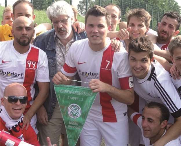 Der Kreisvorsitzende Jürgen Bachmann gratulierte neben dem Aufstieg auch zur Meisterschaft in der Bezirksliga.privat