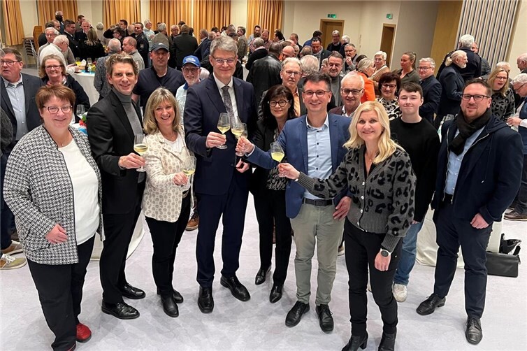 Der Kreisvorsitzende der CDU Cochem-Zell Jens Münster (erste Reihe, 2. von rechts), begrüßte beim Neujahrsempfang in Faid Bundesverkehrsminister Patrick Schnieder (erste Reihe Mitte) als Gastredner. Foto: Jan Hartel