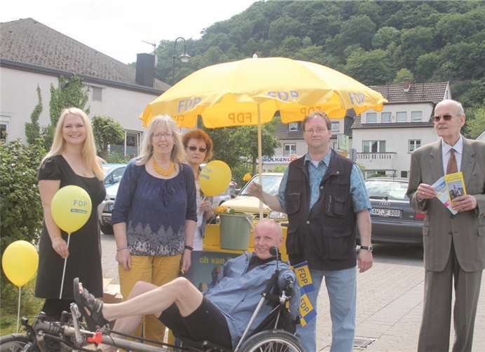 Der Kreisvorsitzende und Spitzenkandidat der FDP- Kreistagsliste Ulrich van Bebber besuchte die Liberalen an ihrem Infostand.Privat