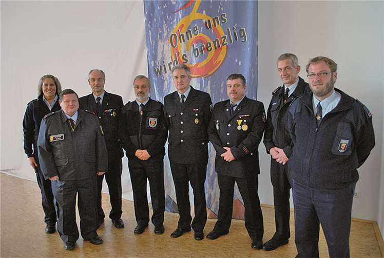 Der Kreisvorstand der Jugendfeuerwehr um Kreisjugendfeuerwehrwart Horst Klee (5.v.l.) und seinen Stellvertreter Bernd Baumann (4.v.l.) ist für die zukünftigen Aufgaben bestens aufgestellt. Eric Brüning (FW Weißenthurm)