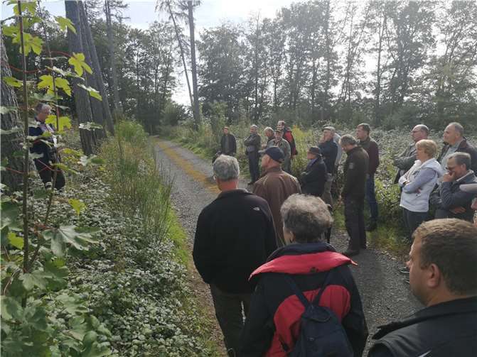 Der Kreiswaldbauverein-Neuwied hatte zu einem Waldbildungstag mit dem Schwerpunkt Wiederaufforstung eingeladen.Foto: privat