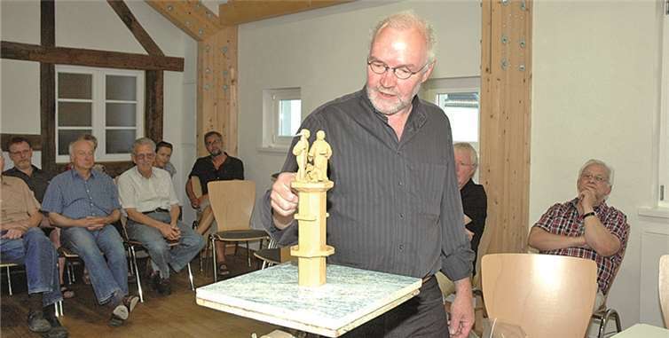 Der Kreuzberger Bildhauer stellte seinen Entwurf für einen Brunnen im Außenbereich des alten Pfarrhauses vor.