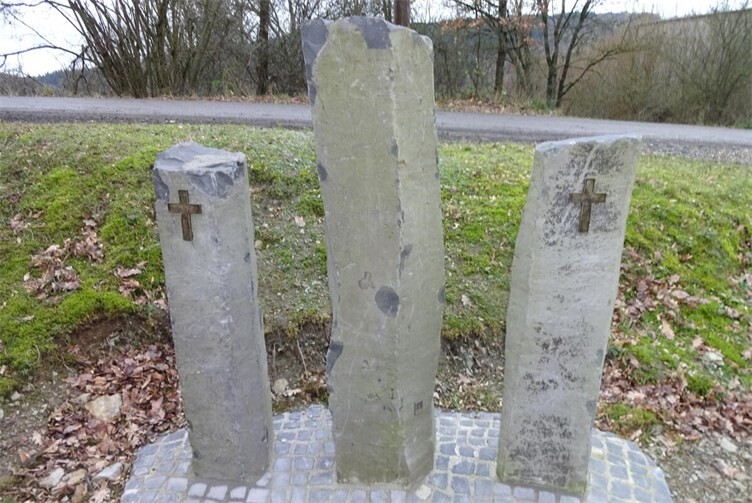 Der Kreuzweg wird gegangen und gebetet.