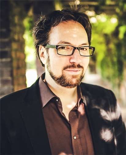 Der Krimi-Autor Carsten Sebastian Henn stellt seinen neuen Roman „Vino Furioso“ vor.Foto: Mirko Polo