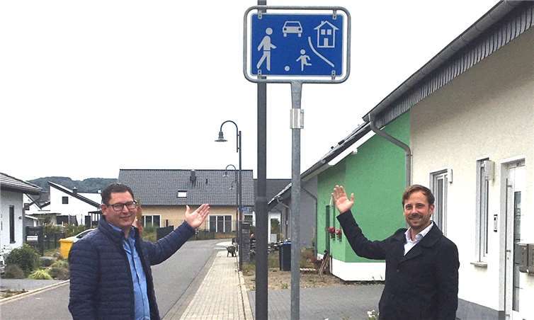 Der Kripper Ortsvorsteher Axel Blumenstein und Bürgermeister Björn Ingendahl machten sich gemeinsam vor wenigen Tagen selbst vor Ort ein Bild von den inzwischen umgesetzten Änderungen.Foto: Stadt Remagen