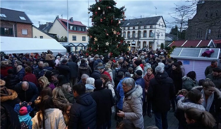 Der Kripper Weihnachtsmarkt lockt immer zahlreiche Menschen.  Foto:ROB