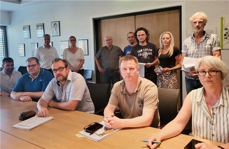 Der Krisenstab Mechernich am 15. August gegen 20 Uhr im Rathaus, u.a. mit Ordnungsamtschefin Silvia Jambor, Bürgermeister Dr. Hans-Peter Schick (m.), Erstem Beigeordneten Thoma Hambach und gebundenem Landratsvertreter Achim Blindert.   Foto: Manfred Lang/pp/Agentur ProfiPress 