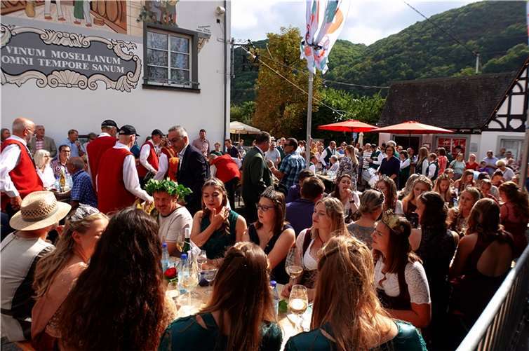 Zehn Tage im Zeichen des Weins Der Krönung wohnten die Weinmajestäten der umliegenden Regionen bei.