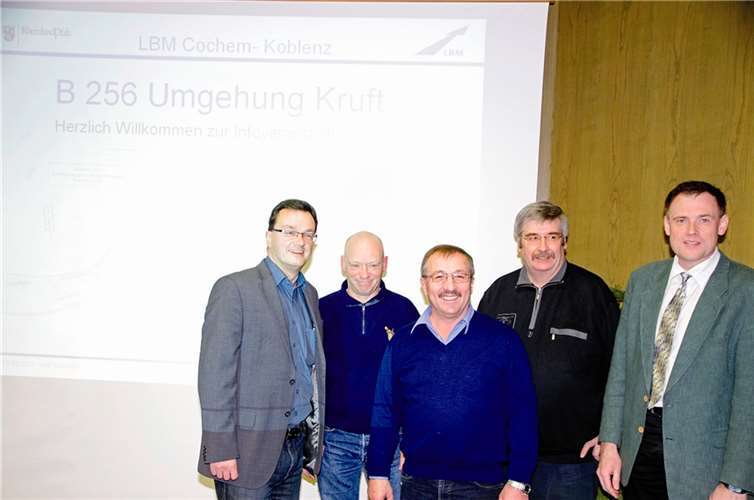 Der Krufter Bürgermeister Rudolf Schneichel (M.) und Bürgermeister Gottfried Busch (2.v.r.) mit Projektverantwortlichen (Landesbetrieb Mobilität, LBM) des Baus der Krufter Umgehung; (l.) der leitende Baudirektor des LBM Bernd Cornely. WPA
