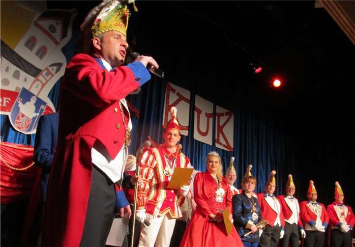 Der KuK-Vorsitzende Jörg Kroop bei der Begrüßung des Prinzenpaares aus Bad Ems.