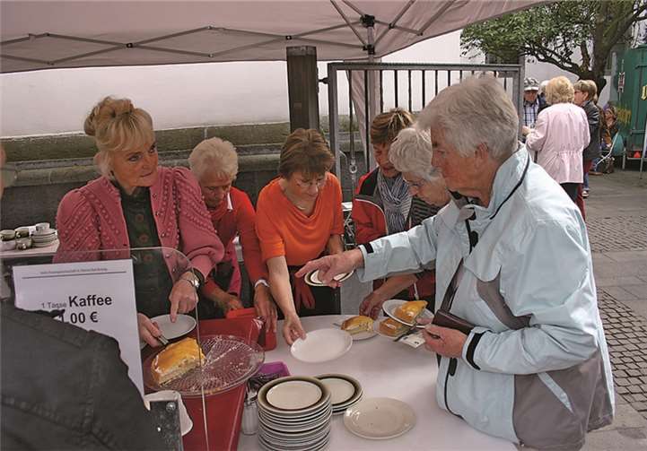 Der Kuchen fand reißenden Absatz. RÜ