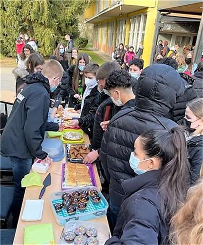 Der Kuchenverkauf brachte 110 Euro für das Tierheim Ludwigshof in Neuwied. Foto: Carmen-Sylva-Schule