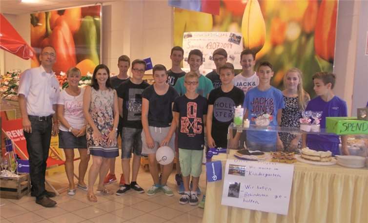 Der Kuchenverkauf der Firmlinge war ein voller Erfolg.