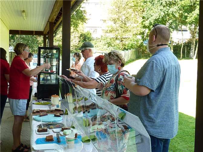 Der Kuchenverkauf war ein voller Erfolg. Foto: Hans Hartenfels