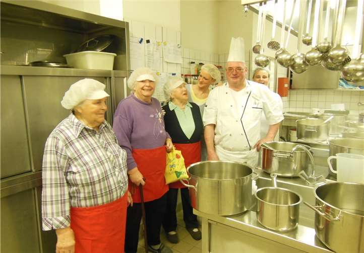 Der Küchenchef führte durch die Räumlichkeiten und gab bereitwillig Auskunft über Abläufe, Küchenmaschinen, Zahlen und Daten aus dem Küchenalltag. privat