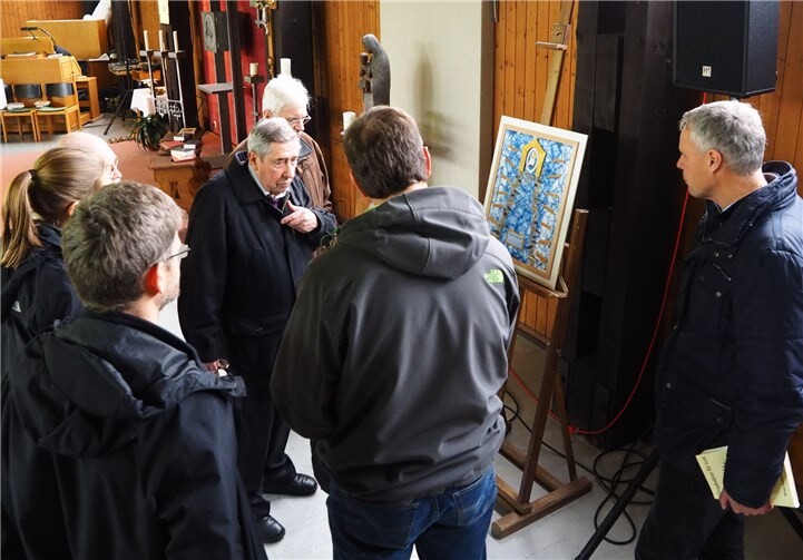 Der Künstler, Gemeindemitglied Hans Abele, stand den Interessierten Gottesdienstbesuchern gerne für Gespräche über sein Werk zur Verfügung.