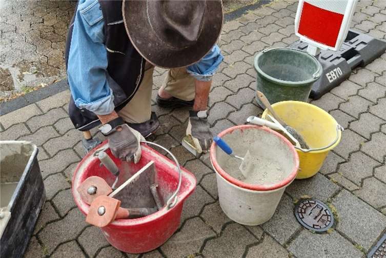 Der Künstler Gunter Demnig bei der Verlegung des Stolpersteins für Lucie Wirges in Koblenz-Neuendorf. Foto: Thomas Droste