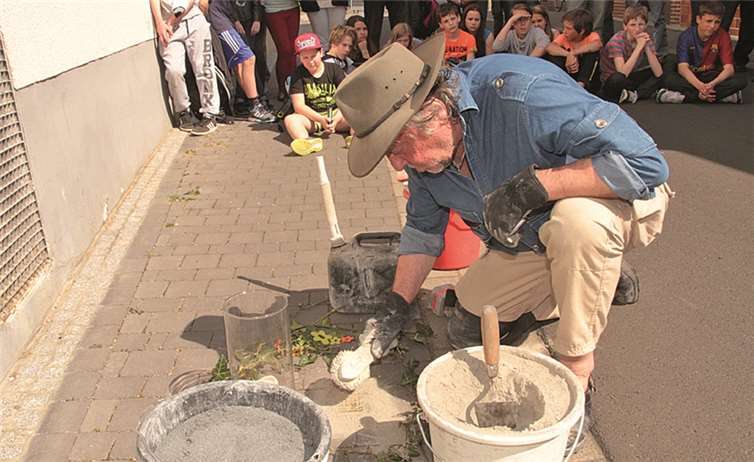 Der Künstler Gunter Demnig hat schon Stolpersteine in mehr als 500 Orten verlegt.