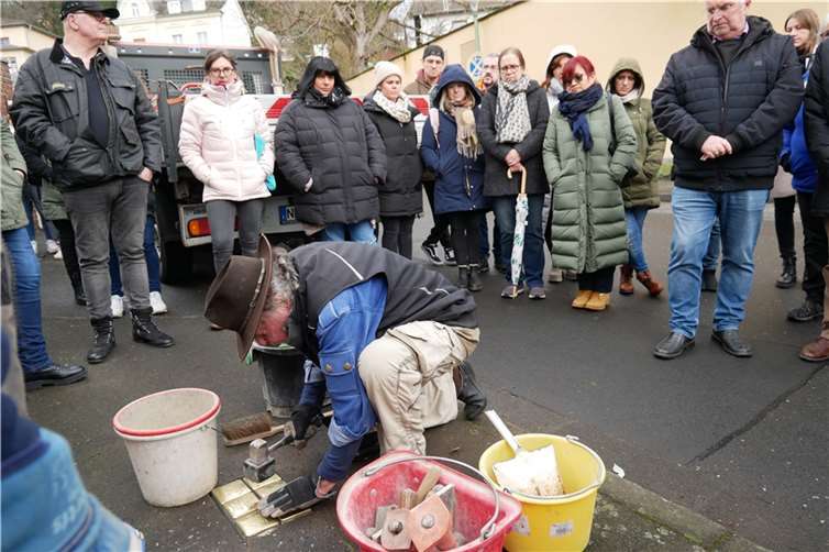 Der Künstler Gunter Demnig (vorne im Bild) verlegte in der Mittelstraße 17 neun Stolpersteine nebeneinander. Die Verlegestellen waren von Viktor Schenkel (dahinter) vom Bauhof Linz bestens vorbereitet worden.  Fotos: CD