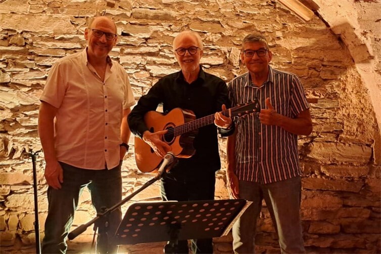 Der Künstler Harald Becker umrahmt vom Vorsitzenden Wilfried Münz (li.) und Jürgen Dorschner.