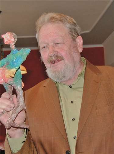 Der Künstler Hermann-Josef Maibach illustrierte einen witzigen„Bänkel - Gesang“ mit einer selbst gefertigten rustikalen Plastik.