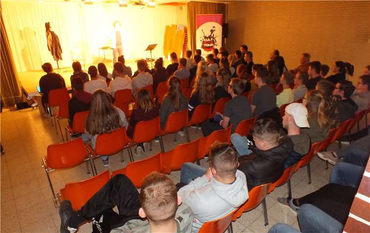 Der Künstler Jemas Solo sorgtebei den Schülerinnen und Schülern für jedeMenge Lacher, regte aber auch zum Nachdenken an. privat