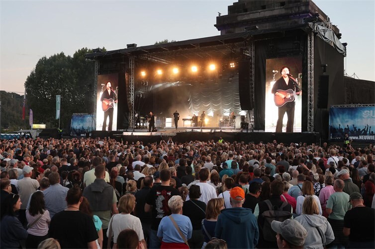 Der Künstler Johannes Oerding, der am Samstag auf der Bühne des VR Kaiserfestivals die Menge begeistert.