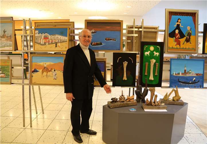 Der Künstler Josef Keil bei der Ausstellungseröffnung im evm-Kundenzentrum in Koblenz. Foto: evm