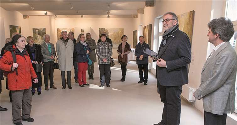 Der Künstler Michael Franke (rechts) empfing den Bonner Stadtdechanten Wilfried Schuhmacher und rund drei Dutzend Kunstinteressierte in seinem Atelier in Gimmersdorf.JOST
