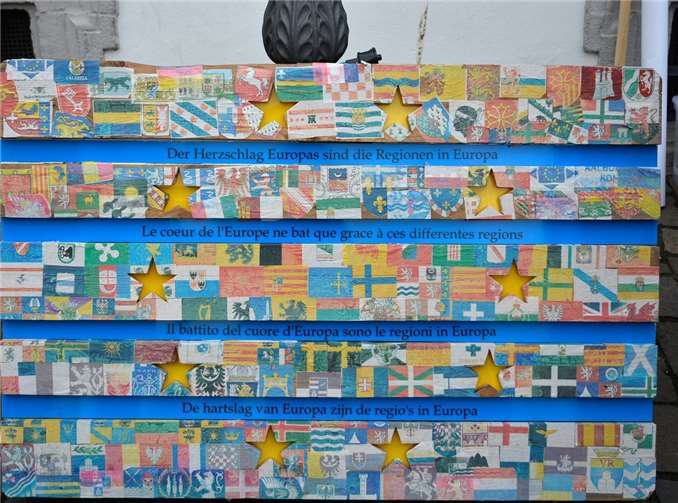 Der Künstler Michael Schleicher gestaltete eine Europalette mit europäischen Motiven. privat