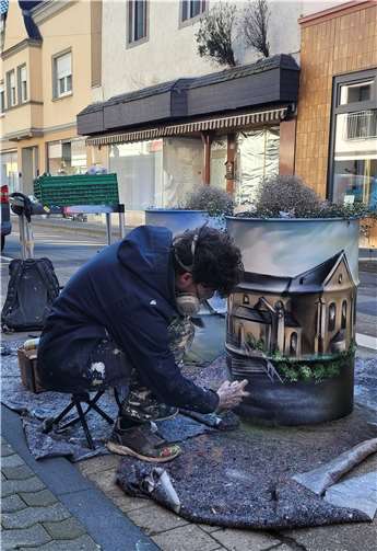 Der Künstler „Moha“ verschönert zunächst drei Stahlfässer in der Hauptstraße mit Bendorf-Motiven.  Fotos: Stadt Bendorf