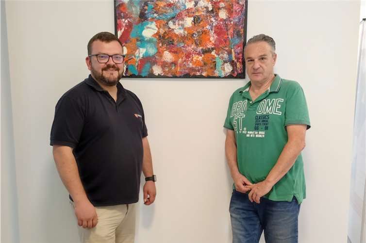 Der Künstler Peter Juchem (rechts) stellt derzeit 19 Exponate bei den Maltesern aus. Der stellvertretende Fluthilfe-Projektleiter, Christian Darantik (links), freut sich über die Ausstellung in den Räumlichkeiten der Hilfsorganisation an der Edith-Stein-Straße.  Foto: MHD