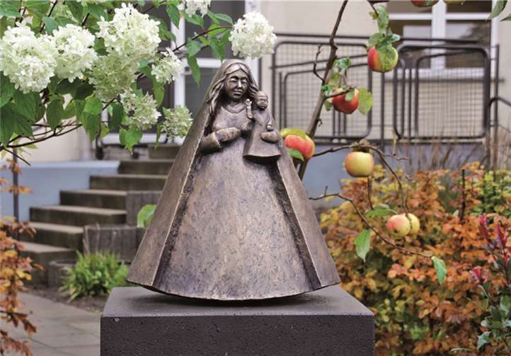 Der Künstler Stefan Kaiser verzichtet bei der Schaffung der Marienstatue bewusst auf die Insignien Krone und Zepter.