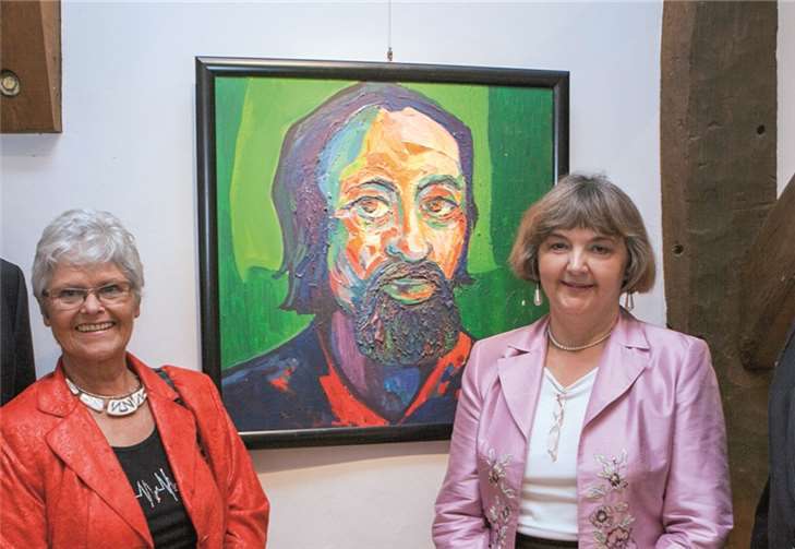 Der Künstler als Selbstporträt in der Mitte: Bei der Ausstellungseröffnung der Werkschau mit Gemälden von Hans Klinz würdigten (v.l.) Bürgermeister Stefan Raetz, Witwe Ronny Klinz, Museumsleiterin Dr. Ruth Fabritius und Jugendfreund Fritz Berg das Leben des Künstlers. Jost