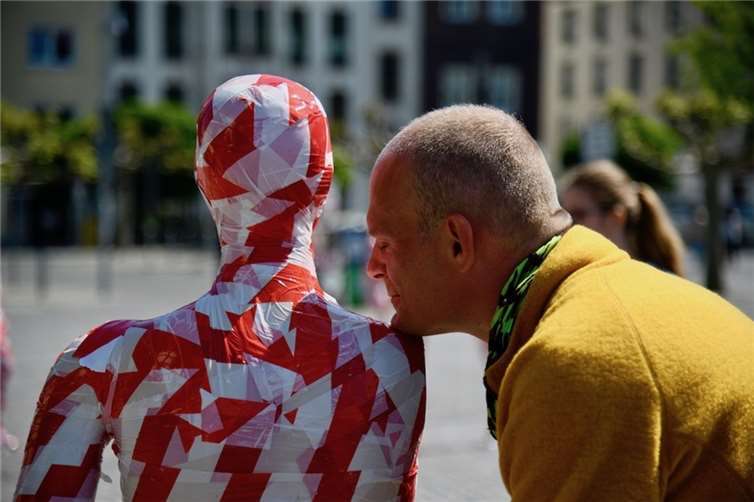 Mahnmal zur Coronakrise : 111 maskierte Mannequins am Deutschen Eck Der Künstler der Installation „It is like it is“ Dennis Josef Meseg (Kunststudent (Bildhauerei) an der Alanus Hochschule für Kunst und Gesellschaft und Praktikant bei Thomas Baumgärtel (Bananensprayer aus Köln). Quelle: © 2020 Atelier Dennis Josef Meseg