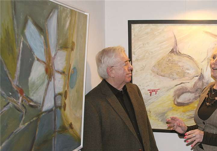 Der Künstler, die Vorsitzende der Are-Gilde (Mitte) und die Leiterin der Stadtbibliothek unterhielten sich angeregt über die Bilder. Im Blickfeld links „Cornwall Blues, daneben „Hinter den Schreinen des Schweigens“.