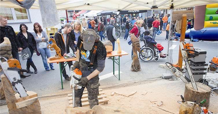 Der Künstler mit der Kettensäge bei der Arbeit.WT