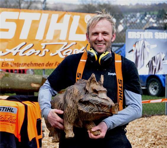 Der Künstler mit der Stihl Kettensäge, Stefan Block, präsentierte stolz seine bei Kast produzierten Exponate.Foto: B. Schmitz