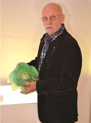 Der Künstler und Sammler Eberhard Foest mit einem eigenen Werk ohne Namen