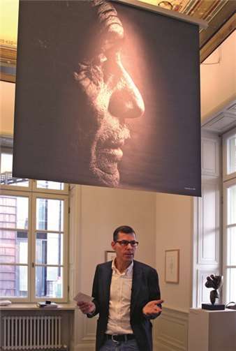 Der Künstler und sein Analyst: Unter dem Porträt Lajos Bartas erläutert Kurator Ulrich Winkler die Ausstellung.